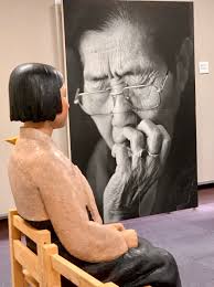 そのうえで美術史が専門の金井直委員（信州大教授）が、作品の展示方法に以下のような疑問符をつけた。 この企画展は、会場の一番奥まった部屋で行われ、見たくない人の目に触れたりしないような「ゾーニング」はなされていた。ただ、入り口の解説パネルは小さく、「その趣旨を観客がどの程度汲み取れたか疑問だ」。 入り口のカーテンを過ぎると、通路状になっている両側に作品がいくつも展示されており、最初に目に飛び込んでくるのは大浦作品だった。 しかも、110平米ほどのスペースに、23点もの作品が展示されていた。 金井委員は、観客の理解を得るため、パネルによる解説だけではなく、討論などのイベントを併催する、ガイドツアーによる鑑賞をするなどの工夫をすべきだったとも指摘した。 Moatjmqxspuszm