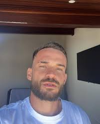 A vida q nos vive, causa inveja, mas a luz q me ilumina é mais forte q a  escuridão q cerca…