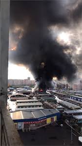 Во время тушения сильного пожара на складе автозапчастей в красноярске трое пожарных перестали выходить на связь. V Krasnoyarske Na Territorii Enisejskogo Rynka Goryat Sklady Video Proisshestviya Krasnoyarska I Krasnoyarskogo Kraya Newslab Ru