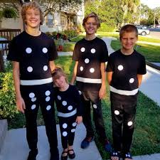 Wenn es um die wahl der halloween kostüme geht, haben sie zwei möglichkeiten zur verfügung. Dominostein Kostum Selber Machen Maskerix De Kostume Selber Machen Halloween Kinderkostume Karneval Kostum Selber Machen