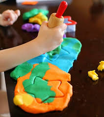 Das resultat ist allerdings eine dann wird flüssiges waschmittel nach und nach hinzugefügt und verrührt, bis sich eine feste masse ergibt. Bunte Knete Selber Machen Mit Kindern Tolle Rezepte Mit Anleitung
