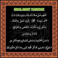 Membaca sholawat nariyah merupakan bentuk kecintaan umat kepada nabi muhammad saw. Bacaan Sholawat Nariyah Dan Khasiatnya Lengkap Arab Latin Dan Artinya Fiqihmuslim Com