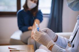 Эти документы ввели обязательную вакцинацию и обязанность работодателей подавать отчет о вакцинации своих сотрудников. Obyazatelnaya Vakcinaciya Rabotnikov Sfery Uslug Vvedena V Moskve Novosti 1 16 06 2021