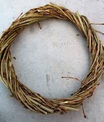 Ich zeige dir hier 2 varianten wie ich einen kranz aus moos selber herstelle und gebe dir einige meiner tricks und erfahrungen. Kranz Diy Kranz Binden Ohne Draht Kranz Binden Kranze Diy Kranz Flechten