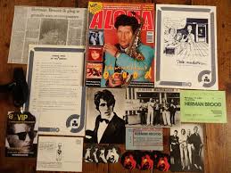 Brood bekam seinen ersten klavierunterricht 1959, und mit siebzehn jahren spielte er bei der gruppe the moans. Herman Brood Memorabilia Lot Catawiki