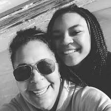 Shelli Alexander-Hayes (@shellisellscharlotte) • Instagram photos and videos