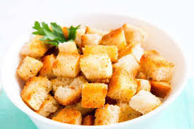 La Recette Facile De Croutons A L Ail Maison Pour Une Salade Epique Recipe In 2020 Cornbread Croutons Crouton Recipes Croutons