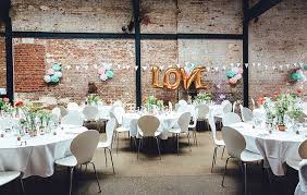 Neben traumhaften vintage bildern finden sie in unserem online shop auch viele weitere romantische romantische effekte mit unserer vintage deko. Vintage Hochzeit Deko Blumen Und Tolle Locations Eventsofa Campus