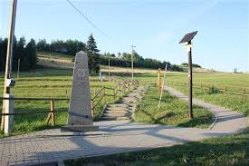 Na szczycie krzemieńca znajdziemy granitowy trójramienny obelisk z godłami trzech. Labiryntarium Trojstyk Granic Polski Slowacji I Czech