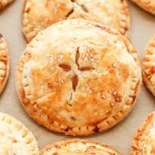 These Apple Hand Pies Feature A Sweet Apple Pie Filling Inside A Buttery Flaky Pie Crust So Easy To Make Apple Hand Pies Apple Pies Filling Apple Pie Recipes