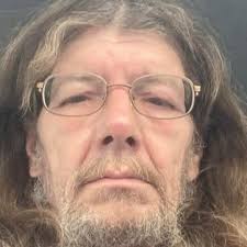 En 1950, Charles M. Schulz introdujo al mundo a Peanuts, y con él, dos de  los personajes más queridos de la historia del cómic: Charlie Brown y  Snoopy. Snoopy apareció por primera