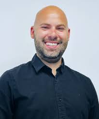 Félix-André Hallé-Leblanc LE FEU SACRÉ DANS LES YEUX D'UN JEUNE PASSIONNÉ •  Nouveau trio d'entrepreneurs Le 9 septembre dernier, j'annonçais que le  grand patron d'Harley Davidson Rimouski, Alain Landry, passait le flambeau