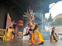 Keanekaragaman budaya indonesia dari sabang sampai merauke merupakan aset yang tidak ternilai harganya setiap daerah di indonesia memiliki kebudayaan yang khas. Indonesian Festival 2019 Keragaman Budaya Indonesia Warnai Kanada