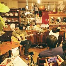 ちょっとだけ遊びに行った家具屋さんで生音アコースティックライブ 西荻窪ノースウエストアンティークス音もシチュエーションも面白かったす northwestantiques まつきよしほ instagram painting