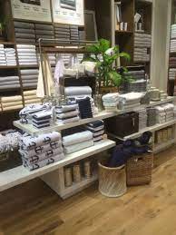West Elm Dubai Homewares Living Lifestyle Visual Merchandising Layout Landscape Www Clearretailg Modelos De Vitrine Interiores Design De Varejo