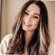 Bernadette Chase's Instagram, Twitter & Facebook