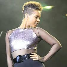 This short hairstyle is shorter in the back and gradually gets longer in the front. Loooving Alicia Key S Haircut Alicia Keys Short Hair Short Hair Styles Big Hair