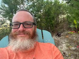 You know, I try to take a selfie and always get photobombed. 😂🦝