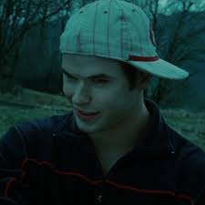 Eric: ¡Oye! La Push, nena. ¿Quieres ir? Bella: ¿Qué significa eso? Mike: La  playa La Push en la reservación, iremos mañana. Jessica: Tiene una oleada  enorme. Eric: Y yo no surfeo solo