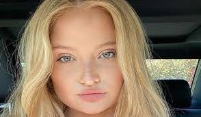 Elle Cook's Instagram, Twitter & Facebook