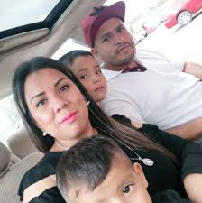 Chicas que hacen tandas, no caigan con ella no paga a mí no me pagó el  iPhone que me debía pero si he visto que ella sigue estando en tandas, no  pierdan