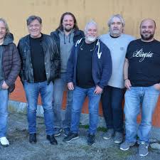 Nomadi nomadi quaranta canzone per un'amica. Nomadi Una Canzone Di Francesco Guccini Nel Nuovo Album Rockol