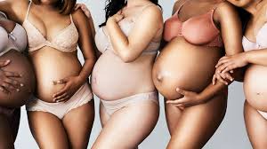 Spätestens, wenn sich an deinem bauch eine kleine kugel bildet, ist für jeden ersichtlich ab wann dein schwangerschaftsbauch sichtbar ist, ist unter anderem von deiner statur und figur abhängig. Frauen Zeigen Wie Unterschiedlich Babybauche Aussehen Desired De
