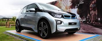 All trims and models of the i3 are available with an optional range extender, which includes a small gasoline engine that can help your vehicle go further without needing to stop for a charge. Video Fotos El Auto 100 Por Ciento Electrico Bmw I3 Ya Esta Oficialmente En Colombia Autos F1latam