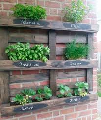 De esta manera, hacer una huerta en el jardín de casa puede ser una gran idea con la que además podremos pasar ratos entretenidos y en familia, ya que nuestros hijos también pueden colaborar. Huerta Vertical Ideas Increibles Para Transformar Tu Casa Jardineria En Macetas Huertos Verticales Jardin De Hierbas