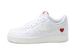 The nike air force 1 becomes the first basketball shoe to bring soft around events and holidays, nike introduces limited, special and premium editions that turn the air force 1 into collector gold. Nike Air Force 1 Valentine S Day In White Sail University Red Online Kaufen Asphaltgold