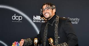 Bad bunny] y a vece' e' dolce, a vece' bulgari cuando te lo quito despué' de lo' partie' las copa' de vino, las libra' de mari tú estás bien suelta, yo de safari tú mueve' el culo fenomenal pa' yo devorarte como animal si no te ha' venío', yo te vo'a. Dakiti Meaning What Is Bad Bunny Trying To Tell Us Details