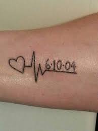 Corazon Latido Fecha Disenos De Tatuaje Para Parejas Tatuajes De Recuerdo Tatuajes Delicados Femeninos