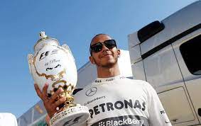 Fernando alonso díaz (oviedo, asturias; F1 Lewis Hamilton Y El Bellisimo Trofeo Por El 1er Lugar En El Gran Premio De Hungria 2013 Race Cars Hamilton Lewis Hamilton