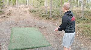 Det gäller att med så få kast som möjligt ta sig runt en bana med mellan 9 till 18 hål. Kierros Teemu Wirkkalan Kanssa Kuortane Frisbeegolf Youtube
