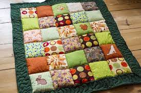 Mit dieser anleitung können sie quadratische oder rechteckige krabbeldecken mit spielbogen selber machen. Nahanleitung Babydecke Nahen Patchworkdecke