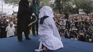 Brutales Spektakel - Indonesien: Frau wird gemäß Scharia ausgepeitscht |  krone.at