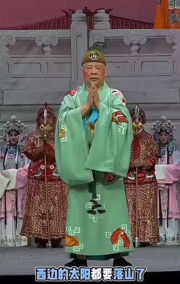 郭德纲被举报篡改红色革命歌曲，文旅局称已立案。近日，内地著名相声演员郭德纲，在表演济公活佛的演出中，使用了电影《铁道游击队》中的歌曲，本无伤大雅，但有革命群众并不买账坚持举报。一个电影插曲也变得神圣不可侵犯，足以说明如今内地的政治经济环境已经狼烟四起，草木皆兵。  | Sanna Su | Facebook