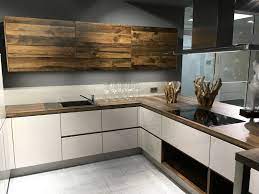 kuchen in holzoptik sind voll im trend und alles andere als altbacken wir finden holzkuchen super kuche dachschrage wohnung kuche kuche dachschrage ideen