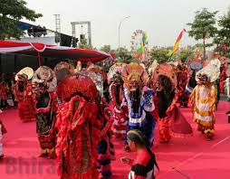 Tergantung disnaker setempat, ada yang memberikan kebijakan bisa pakai fotocopy dan ada yang wajib dengan. Tarian Kolosal Seribu Barong Dalam Pbp 2017 Tampil Memukau Harian Bhirawa Online