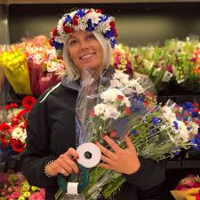 A midsommarkrans is usually worn during the midsummer celebrations in sweden. Bind Din Egen Midsommarkrans Vi Har Ica Maxi Karlskoga Facebook