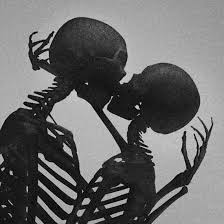 Black And White Kissing Aesthetic Skeleton Kiss Art Aesthetic Art Black And White Picture Wall
