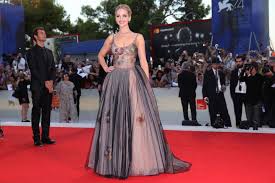 „es fühlt sich surreal an „es fühlt sich surreal an. der rote teppich gab bei den 93. Roter Teppich 2017 Die Schonsten Looks Der Stars Brigitte De