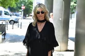 Wraz z ewą drzyzgą powróciła do prowadzenia programu dzień dobry tvn. Agnieszka Wozniak Starak W Letniej Stylizacji Przed Studiem Dzien Dobry Tvn Uwage Zwracaja Jej Sandaly I Torebka