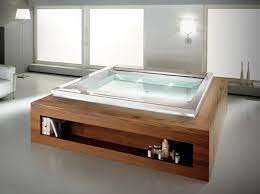 Whirlpool Holz Verkleidung Regale Freistehende Badewanne Modernes Badezimmerdesign Badewanne Selber Bauen Badezimmereinrichtung