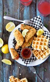 Hahnchen Nuggets Mit Butter Ahornsirup Waffeln Herzhafte Snacks Rezepte Lebensmittel Essen