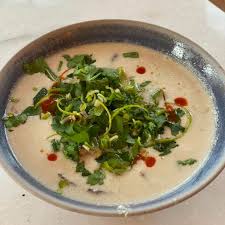 Comment Realiser La Recette Authentique De La Soupe Thailandaise Tom Kha Kay Au Poulet Lait De Coco Et Aux Saveur Soupe Poulet Soupe Thai Poulet Poulet Thai