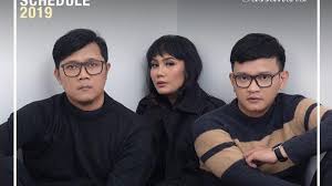 Aku tak tahu yang mana musti kupilih dua duanya sama cantik dan kaya daripada aku bingung, bingung pusing memikirkan aku pacari saja dua. Chord Gitar Dan Lirik Lagu Cinta Terbaik Cassandra Meski Ku Bukan Yang Pertama Tribun Jambi