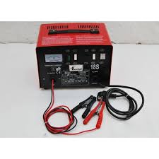 Terminato il collegamento tra la batteria carica e la batteria dell' automobile in panne si procede accendendo per prima l'automobile funzionante, tenendo il motore poco sopra i 2.000 giri/min, al termine si procederà accendendo l'auto in panne. Caricabatterie Auto Moto Camion Furgone Carica Batteria Batterie Grand Cb18 S 7426780000079