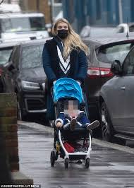 Director emerald fennell talks about her film promising young woman and sundance film festival. The Crown S Emerald Fennell Wears A Navy Blue Coat As She Takes Her Child Out For A Stroll Aktuelle Boulevard Nachrichten Und Fotogalerien Zu Stars Sternchen