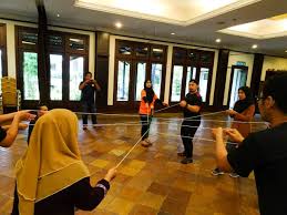 Permainan team building dalam ruangan merupakan kegiatan yang fantastis, cara menambah kedalaman konferensi tanpa takut cuaca yang perlu anda lakukan adalah menikmati beberapa aktivitas yang menarik dan menyenangkan bersama tim anda, capai tujuan anda, dan misi selesai. Team Building Di Cyberview Resort And Spa Explorasa